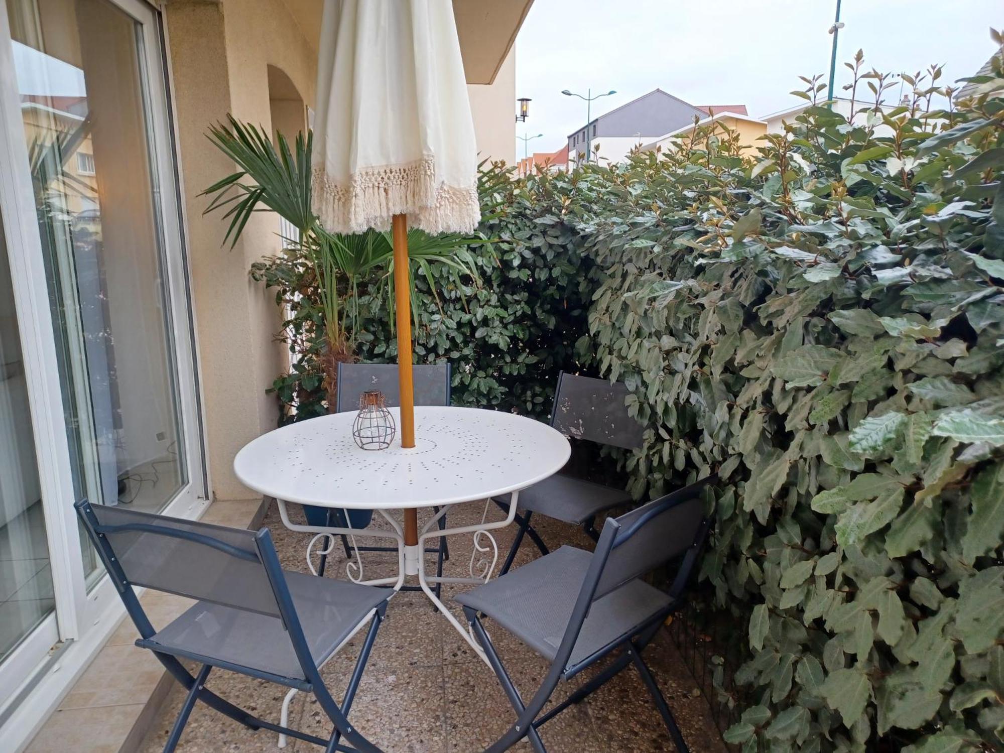 T3 Rez-de-chaussee Lumineux Avec Terrasse Proche Appartement *